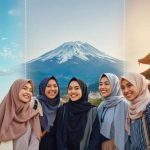 Wisatawan di depan landmark populer Jepang, Korea, dan Eropa.