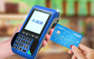 Pengusaha menggunakan aplikasi Merchant BCA untuk mengelola transaksi digital di era modern