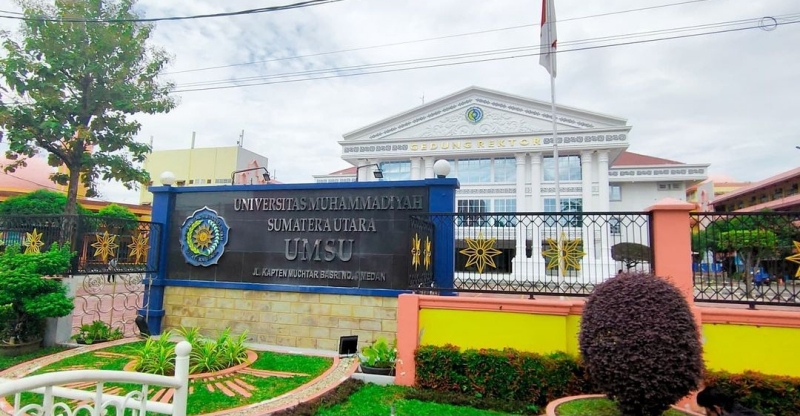 Depan gedung UMSU yang merupakan kampus terbaik di Medan